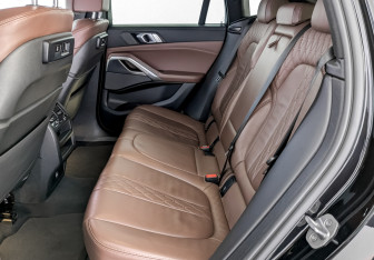 Подержанный автомобиль BMW X6 2021 года (12 фото)