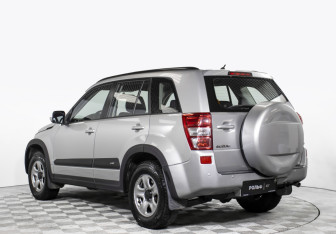 Подержанный автомобиль Suzuki Grand Vitara 2008 года (7 фото)