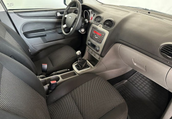 Подержанный автомобиль Ford Focus Sedan 2011 года (9 фото)