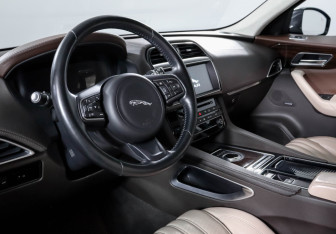Подержанный автомобиль Jaguar F-Pace 2016 года (14 фото)