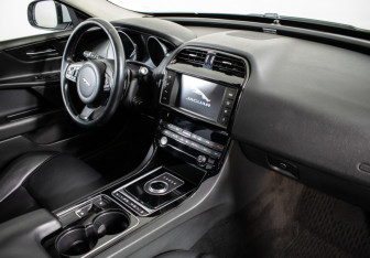 Подержанный автомобиль Jaguar XE 2016 года (9 фото)
