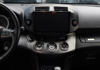 Подержанный автомобиль Toyota RAV4 2011 года (8 фото)