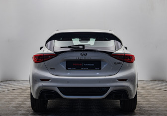 Подержанный автомобиль Infiniti Q30 2017 года (4 фото)