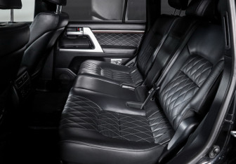 Подержанный автомобиль Toyota Land Cruiser Suv 2017 года (10 фото)