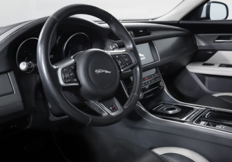 Подержанный автомобиль Jaguar XF Sedan 2019 года (14 фото)