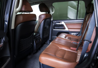 Подержанный автомобиль Toyota Land Cruiser Suv 2015 года (11 фото)