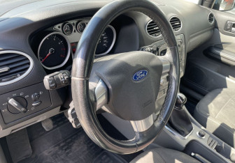 Подержанный автомобиль Ford Focus Sedan 2010 года (14 фото)