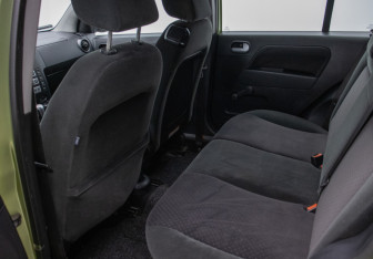 Подержанный автомобиль Ford Fusion 2005 года (11 фото)