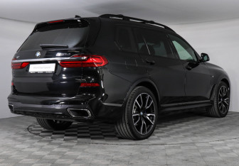 Подержанный автомобиль BMW X7 2021 года (2 фото)