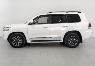 Подержанный автомобиль Toyota Land Cruiser Suv 2016 года (8 фото)