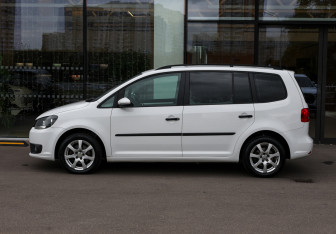Подержанный автомобиль Volkswagen Touran 2012 года (8 фото)