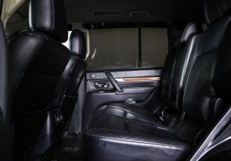 Подержанный автомобиль Mitsubishi Pajero 2007 года (12 фото)