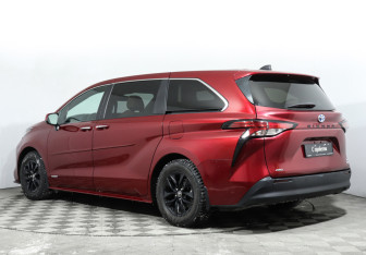 Подержанный автомобиль Toyota Sienna 2021 года (7 фото)