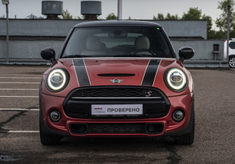 Подержанный автомобиль MINI Hatch 2020 года (2 фото)