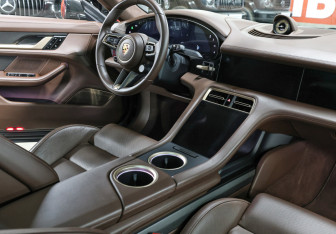 Подержанный автомобиль Porsche Taycan 2021 года (11 фото)