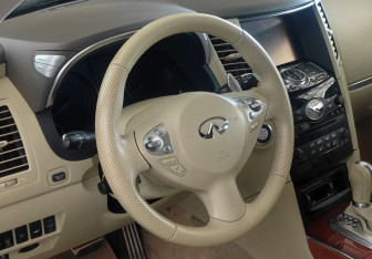 Подержанный автомобиль Infiniti QX70 2014 года (12 фото)