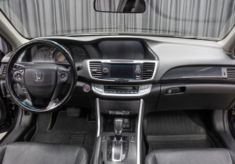 Подержанный автомобиль Honda Accord Coupe 2012 года (13 фото)