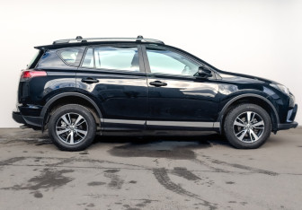 Подержанный автомобиль Toyota RAV4 2017 года (4 фото)