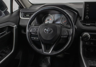 Подержанный автомобиль Toyota RAV4 2020 года (15 фото)