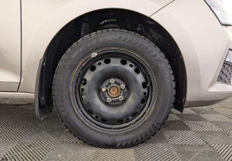 Подержанный автомобиль Skoda Rapid Liftback 2021 года (11 фото)