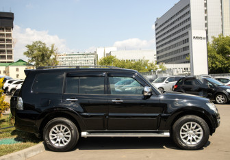 Подержанный автомобиль Mitsubishi Pajero 2017 года (3 фото)