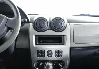 Подержанный автомобиль Renault Sandero 2012 года (8 фото)