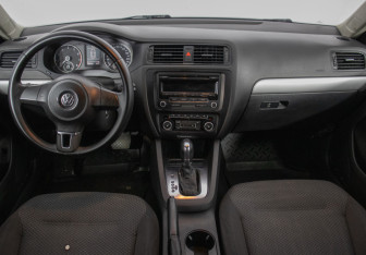 Подержанный автомобиль Volkswagen Jetta Sedan 2012 года (13 фото)