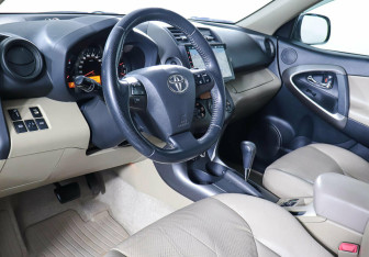Подержанный автомобиль Toyota RAV4 2010 года (10 фото)