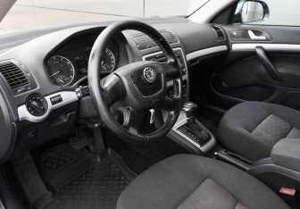 Подержанный автомобиль Skoda Octavia Liftback 2011 года (13 фото)