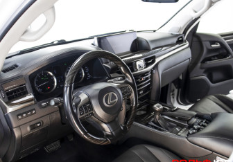 Подержанный автомобиль Lexus LX 2021 года (9 фото)