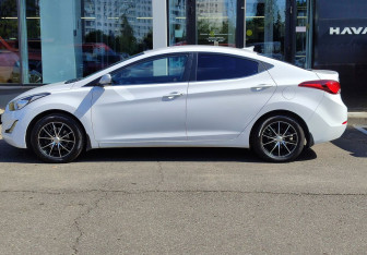 Подержанный автомобиль Hyundai Elantra Sedan 2015 года (8 фото)