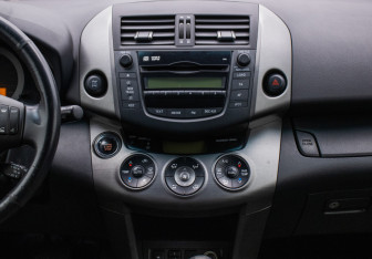 Подержанный автомобиль Toyota RAV4 2009 года (14 фото)