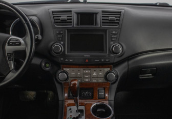 Подержанный автомобиль Toyota Highlander 2011 года (15 фото)