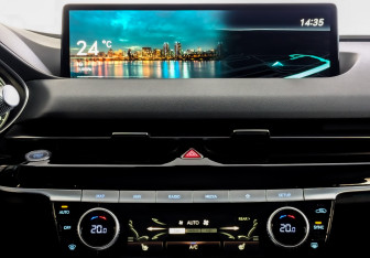 Подержанный автомобиль Genesis G80 2021 года (15 фото)