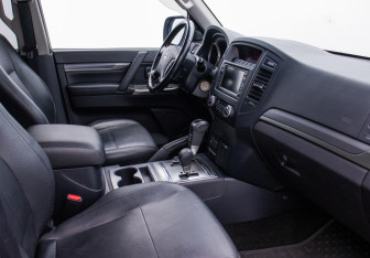 Подержанный автомобиль Mitsubishi Pajero 2012 года (10 фото)