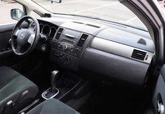 Подержанный автомобиль Nissan Tiida Hatchback 2013 года (8 фото)
