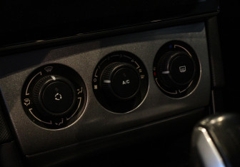 Подержанный автомобиль Peugeot 408 2014 года (15 фото)