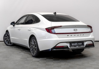 Подержанный автомобиль Hyundai Sonata 2022 года (7 фото)