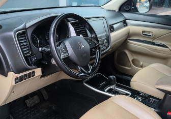 Подержанный автомобиль Mitsubishi Outlander 2019 года (12 фото)