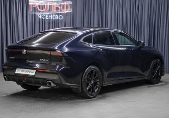 Подержанный автомобиль Changan UNI-V 2023 года (5 фото)