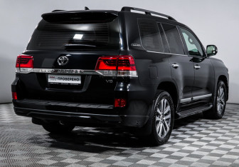 Подержанный автомобиль Toyota Land Cruiser Suv 2017 года (5 фото)