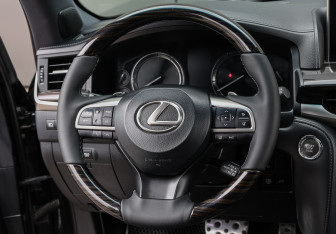 Подержанный автомобиль Lexus LX 2017 года (17 фото)
