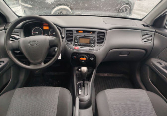 Подержанный автомобиль Kia Rio Hatchback 2009 года (9 фото)