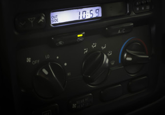 Подержанный автомобиль Toyota Land Cruiser Suv 2001 года (17 фото)