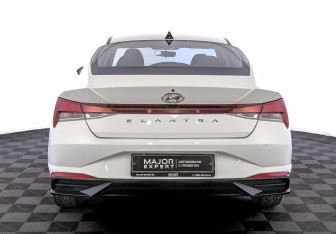 Подержанный автомобиль Hyundai Elantra Sedan 2021 года (6 фото)