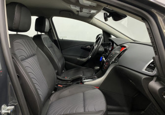 Подержанный автомобиль Opel Astra Sedan 2013 года (20 фото)