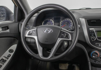 Подержанный автомобиль Hyundai Solaris Hatchback 2011 года (15 фото)