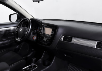 Подержанный автомобиль Mitsubishi Outlander 2016 года (10 фото)