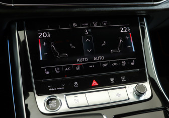 Подержанный автомобиль Audi Q8 2021 года (19 фото)