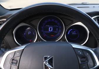 Подержанный автомобиль Citroen DS4 2015 года (11 фото)
